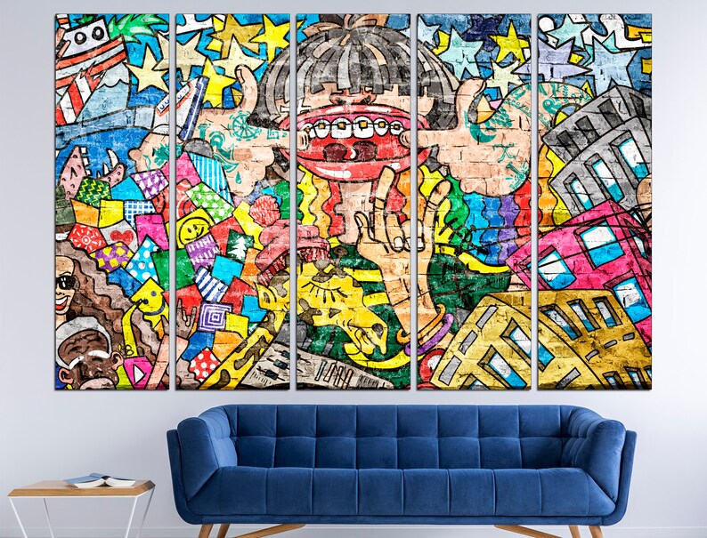 Puede incluir: Una impresi&oacute;n de arte de pared multipanel colorida que presenta un personaje de dibujos animados con una boca grande y dientes, rodeado de una variedad de formas y patrones abstractos. El fondo es una pared de ladrillo con un dise&ntilde;o de estilo graffiti.