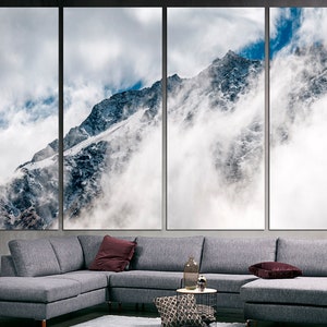 Puede incluir: Una impresi&oacute;n en lienzo de cuatro paneles que presenta un pico de monta&ntilde;a nevado parcialmente oscurecido por nubes. La monta&ntilde;a es de color gris oscuro con nieve blanca en la cima. Las nubes son blancas y esponjosas, y el cielo es de color azul claro.