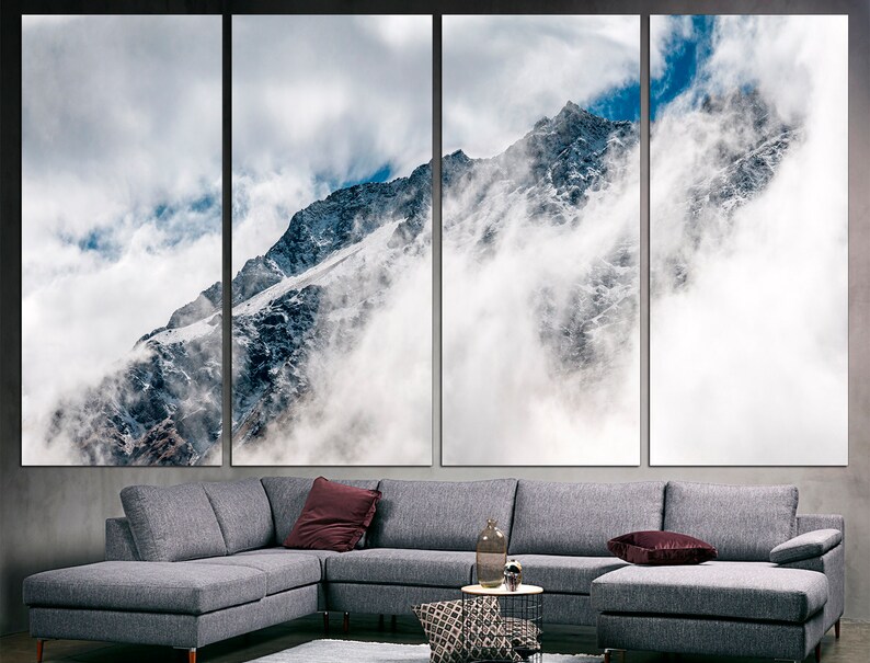 Puede incluir: Una impresi&oacute;n en lienzo de cuatro paneles que presenta un pico de monta&ntilde;a nevado parcialmente oscurecido por nubes. La monta&ntilde;a es de color gris oscuro con nieve blanca en la cima. Las nubes son blancas y esponjosas, y el cielo es de color azul claro.