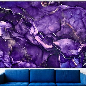 Puede incluir: Pintura abstracta con matices p&uacute;rpura y rosa que se arremolinan, que se asemeja al m&aacute;rmol o al &aacute;gata. La obra de arte presenta acentos dorados y un acabado texturizado, casi brillante.