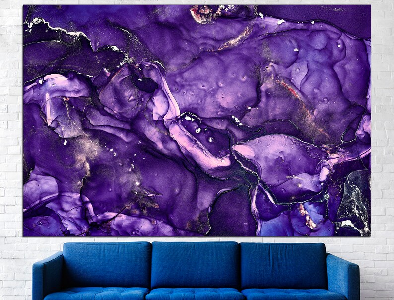 Puede incluir: Pintura abstracta con matices p&uacute;rpura y rosa que se arremolinan, que se asemeja al m&aacute;rmol o al &aacute;gata. La obra de arte presenta acentos dorados y un acabado texturizado, casi brillante.