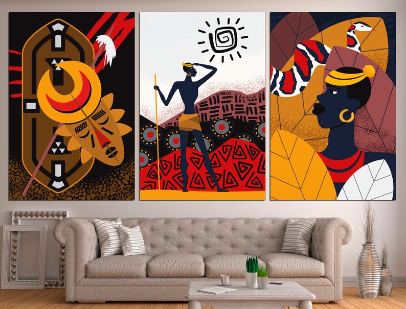 Pu&ograve; includere: Tre stampe d'arte astratta con disegni di ispirazione africana. La prima stampa mostra uno scudo con una maschera e una lancia. La seconda stampa mostra un sole stilizzato e una persona in piedi con una lancia. La terza stampa mostra una persona con una grande foglia e un serpente.