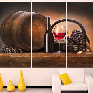Puede incluir: Una pintura de bodeg&oacute;n con un barril de madera, una botella de vino tinto, una copa de vino tinto, una cesta de uvas y un sacacorchos sobre una mesa de madera.