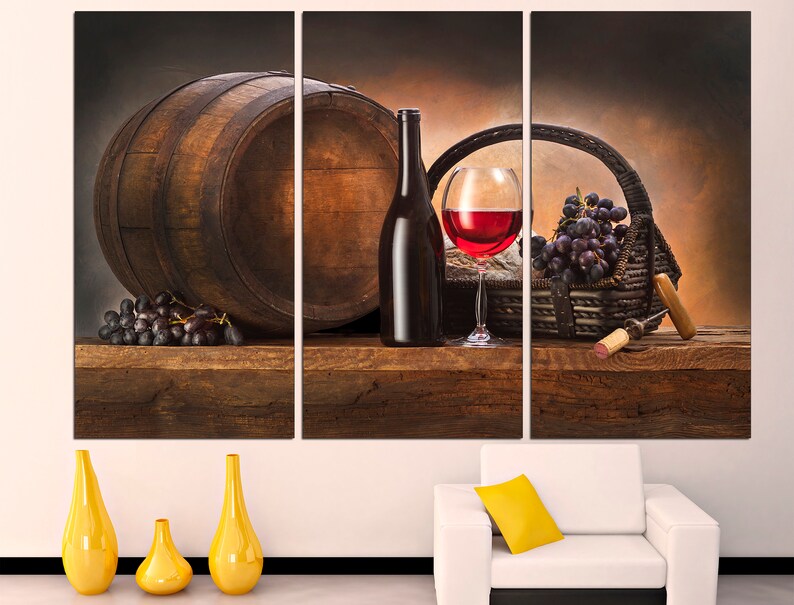 Puede incluir: Una pintura de bodeg&oacute;n con un barril de madera, una botella de vino tinto, una copa de vino tinto, una cesta de uvas y un sacacorchos sobre una mesa de madera.