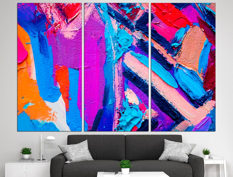K&ouml;nnte beinhalten: Abstrakte Malerei mit kr&auml;ftigen Strichen in Blau, Orange, Rosa und Lila. Das Gem&auml;lde ist in drei Abschnitte unterteilt.