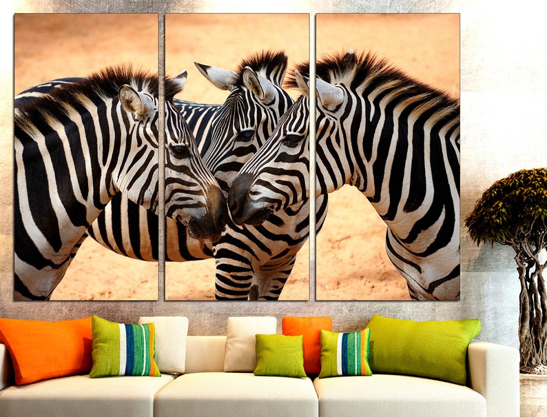 Pode incluir: Tr&ecirc;s zebras est&atilde;o juntas em um campo. As zebras s&atilde;o pretas e brancas com listras. As zebras est&atilde;o olhando uma para a outra.
