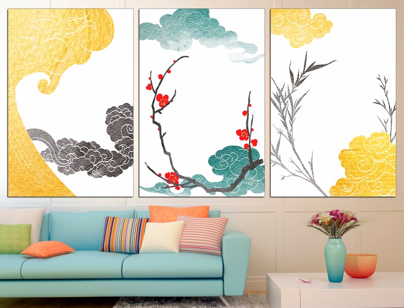 Pu&ograve; includere: Un set di tre stampe d'arte astratte con nuvole dorate, nere e turchesi con fiori rossi e rami di bamb&ugrave; su uno sfondo bianco.