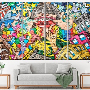 Puede incluir: Una obra de arte de pared colorida de varios paneles que presenta un personaje de dibujos animados con una boca grande y roja y un fondo de pared de ladrillo. El personaje est&aacute; rodeado de varias formas, patrones y s&iacute;mbolos, incluyendo estrellas, corazones y caras sonrientes.