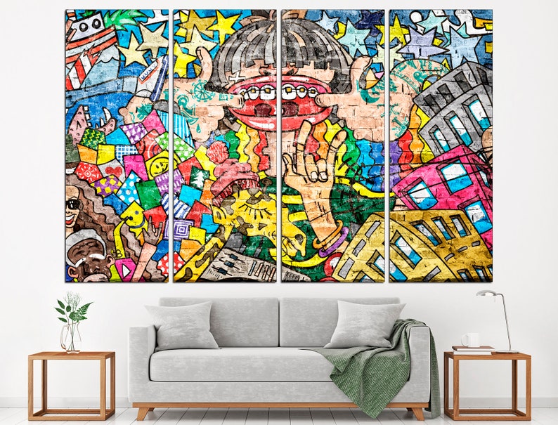 Puede incluir: Una obra de arte de pared colorida de varios paneles que presenta un personaje de dibujos animados con una boca grande y roja y un fondo de pared de ladrillo. El personaje est&aacute; rodeado de varias formas, patrones y s&iacute;mbolos, incluyendo estrellas, corazones y caras sonrientes.