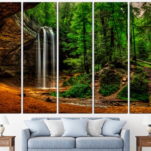 Peut inclure: Impression sur toile en cinq panneaux repr&eacute;sentant une sc&egrave;ne de for&ecirc;t sereine. L'&oelig;uvre pr&eacute;sente une cascade se d&eacute;versant dans une piscine, entour&eacute;e d'arbres verts luxuriants et d'un paysage rocheux. La palette de couleurs comprend des nuances de vert, de brun et de blanc.