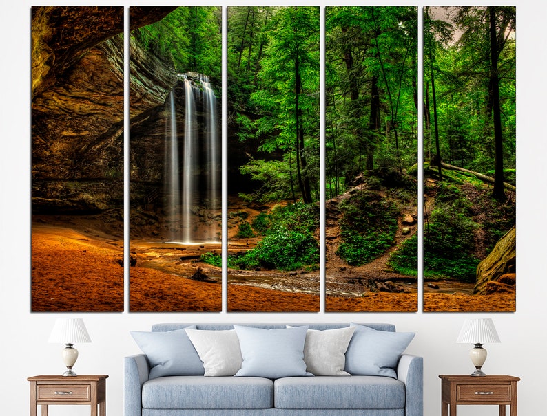 Peut inclure: Impression sur toile en cinq panneaux repr&eacute;sentant une sc&egrave;ne de for&ecirc;t sereine. L'&oelig;uvre pr&eacute;sente une cascade se d&eacute;versant dans une piscine, entour&eacute;e d'arbres verts luxuriants et d'un paysage rocheux. La palette de couleurs comprend des nuances de vert, de brun et de blanc.