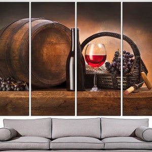 Puede incluir: Un bodeg&oacute;n con un barril de madera, una botella de vino tinto, una copa de vino tinto, una cesta de uvas y un sacacorchos sobre una mesa de madera.