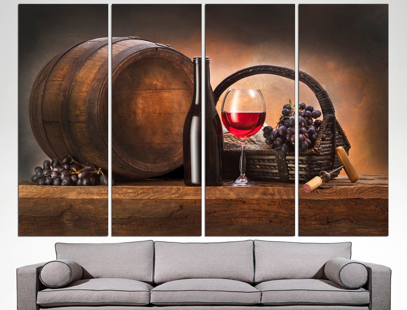 Puede incluir: Un bodeg&oacute;n con un barril de madera, una botella de vino tinto, una copa de vino tinto, una cesta de uvas y un sacacorchos sobre una mesa de madera.
