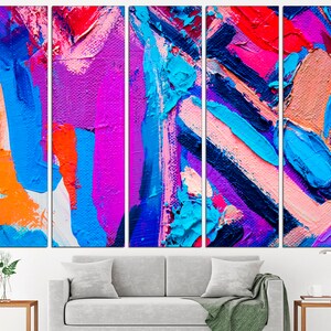 K&ouml;nnte beinhalten: Abstrakte Malerei mit kr&auml;ftigen Strichen in Blau, Rosa, Orange und Lila. Das Gem&auml;lde ist in f&uuml;nf Abschnitte unterteilt, was einen mehrteiligen Effekt erzeugt.