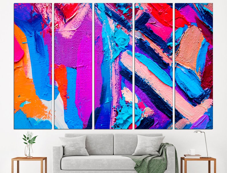 K&ouml;nnte beinhalten: Abstrakte Malerei mit kr&auml;ftigen Strichen in Blau, Rosa, Orange und Lila. Das Gem&auml;lde ist in f&uuml;nf Abschnitte unterteilt, was einen mehrteiligen Effekt erzeugt.