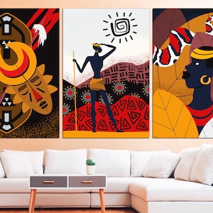Pu&ograve; includere: Tre stampe d'arte astratta con un tema tribale. La prima stampa presenta uno scudo con una maschera e una lancia. La seconda stampa presenta un sole stilizzato e una persona con una lancia. La terza stampa presenta una persona con una grande foglia e un serpente.