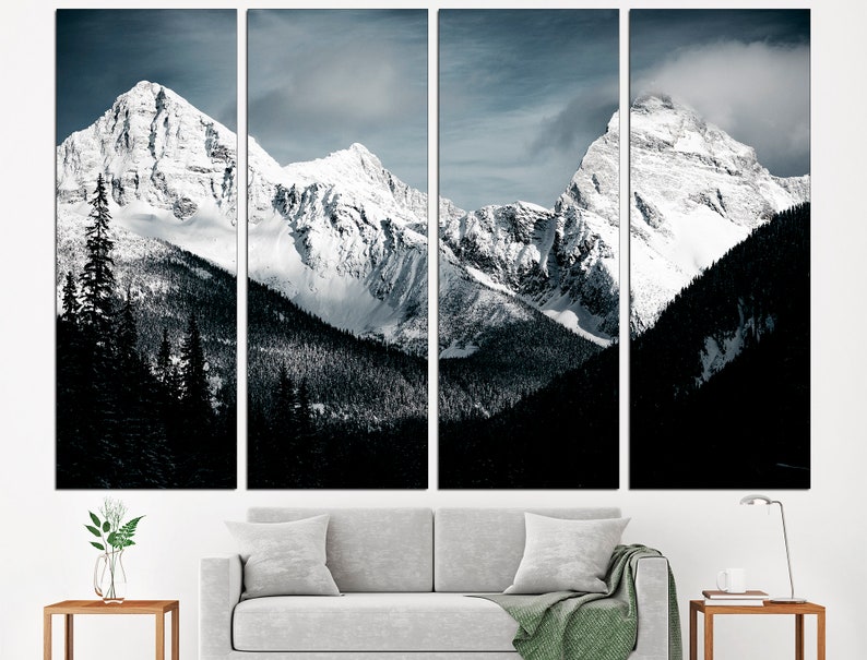Puede incluir: Una vista panor&aacute;mica de monta&ntilde;as cubiertas de nieve con un bosque oscuro en primer plano. Las monta&ntilde;as est&aacute;n cubiertas de nieve blanca y el cielo es azul claro con algunas nubes.
