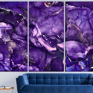 Puede incluir: Impresi&oacute;n de arte abstracto con un dise&ntilde;o de m&aacute;rmol morado y dorado. La impresi&oacute;n se divide en tres paneles, cada uno con un patr&oacute;n de remolino &uacute;nico.