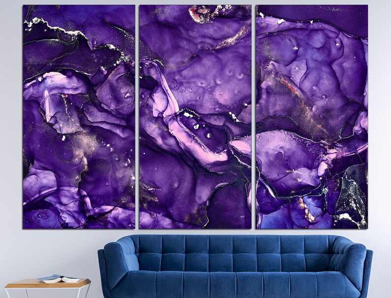 Puede incluir: Impresi&oacute;n de arte abstracto con un dise&ntilde;o de m&aacute;rmol morado y dorado. La impresi&oacute;n se divide en tres paneles, cada uno con un patr&oacute;n de remolino &uacute;nico.