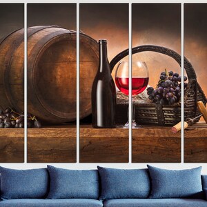 Puede incluir: Un bodeg&oacute;n con un barril de vino de madera, una botella de vino tinto, una copa de vino tinto, una cesta de uvas y un sacacorchos sobre una mesa de madera.