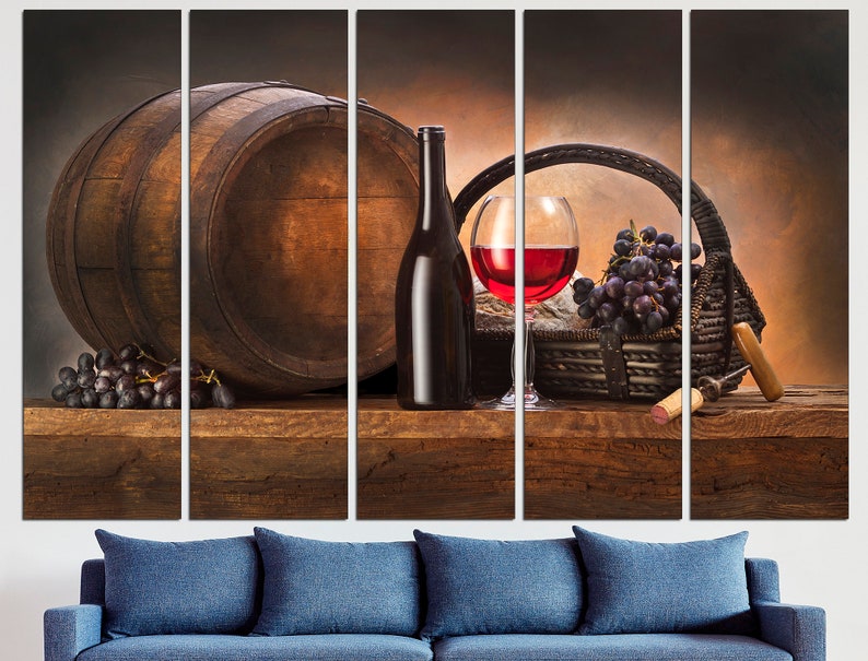 Puede incluir: Un bodeg&oacute;n con un barril de vino de madera, una botella de vino tinto, una copa de vino tinto, una cesta de uvas y un sacacorchos sobre una mesa de madera.