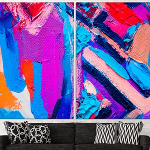 K&ouml;nnte beinhalten: Abstrakter Kunstdruck mit kr&auml;ftigen Strichen in Blau, Rosa, Orange und Lila. Der Druck ist in zwei Paneele unterteilt.