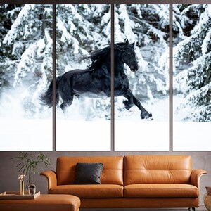 Op de afbeelding: Een zwart paard rent door een besneeuwd bos. Het paard is in volle galop, met zijn manen en staart die in de wind wapperen. De sneeuw valt rond het paard en cre&euml;ert een prachtig winters tafereel.