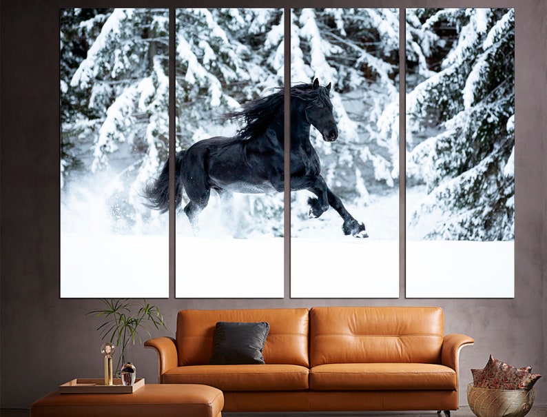 Op de afbeelding: Een zwart paard rent door een besneeuwd bos. Het paard is in volle galop, met zijn manen en staart die in de wind wapperen. De sneeuw valt rond het paard en cre&euml;ert een prachtig winters tafereel.
