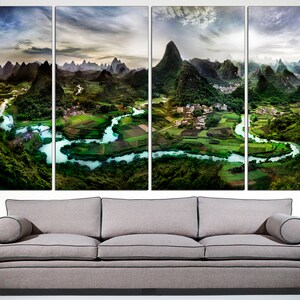Puede incluir: Una vista panor&aacute;mica de un valle verde exuberante con un r&iacute;o sinuoso, rodeado de colinas y monta&ntilde;as. El cielo es una mezcla de azul y gris con nubes.