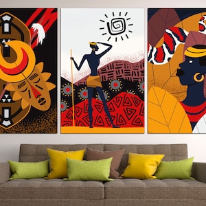 Pu&ograve; includere: Tre stampe d'arte astratta con un tema tribale. La prima stampa presenta uno scudo e una maschera con motivi geometrici in tonalit&agrave; di marrone, giallo e rosso. La seconda stampa presenta una figura stilizzata con una lancia e un simbolo solare in tonalit&agrave; di nero, bianco e rosso. La terza stampa presenta il viso di una donna con motivi geometrici in tonalit&agrave; di nero, giallo, rosso e bianco.