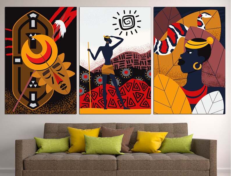 Pu&ograve; includere: Tre stampe d'arte astratta con un tema tribale. La prima stampa presenta uno scudo e una maschera con motivi geometrici in tonalit&agrave; di marrone, giallo e rosso. La seconda stampa presenta una figura stilizzata con una lancia e un simbolo solare in tonalit&agrave; di nero, bianco e rosso. La terza stampa presenta il viso di una donna con motivi geometrici in tonalit&agrave; di nero, giallo, rosso e bianco.