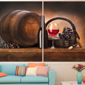 Puede incluir: Un bodeg&oacute;n con un barril de vino de madera, una botella de vino tinto, una copa de vino tinto, una cesta de uvas y un sacacorchos sobre una mesa de madera.