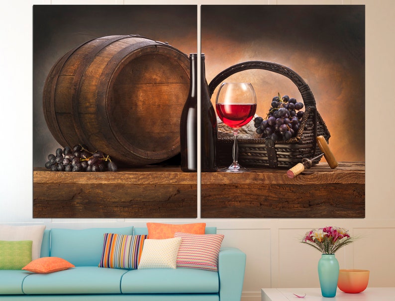 Puede incluir: Un bodeg&oacute;n con un barril de vino de madera, una botella de vino tinto, una copa de vino tinto, una cesta de uvas y un sacacorchos sobre una mesa de madera.