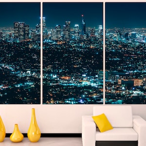 Puede incluir: Una vista panor&aacute;mica de un horizonte de ciudad por la noche. La ciudad est&aacute; iluminada con luces parpadeantes, y los edificios se recortan contra el cielo oscuro. La imagen est&aacute; dividida en tres paneles, creando un efecto de tr&iacute;ptico.
