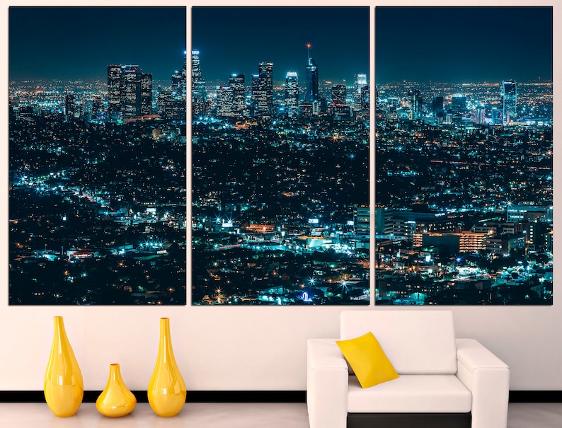 Puede incluir: Una vista panor&aacute;mica de un horizonte de ciudad por la noche. La ciudad est&aacute; iluminada con luces parpadeantes, y los edificios se recortan contra el cielo oscuro. La imagen est&aacute; dividida en tres paneles, creando un efecto de tr&iacute;ptico.