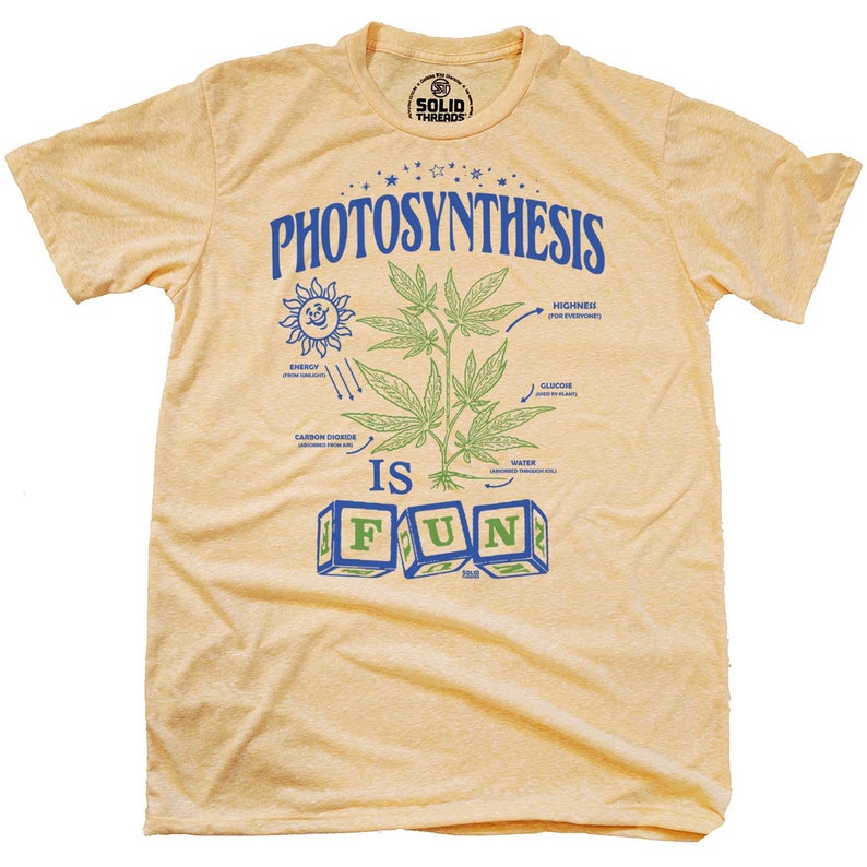 K&ouml;nnte beinhalten: Ein hellgelbes T-Shirt mit einer gr&uuml;nen Marihuana-Pflanzengrafik und dem Text "Photosynthesis is Fun" in Blau. Die Grafik zeigt den Prozess der Photosynthese mit Pfeilen und Textbeschriftungen.
