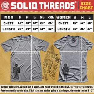 K&ouml;nnte beinhalten: Gr&ouml;&szlig;entabelle f&uuml;r ein T-Shirt mit Ma&szlig;en in Zoll. Die Tabelle zeigt Brust- und L&auml;ngenma&szlig;e f&uuml;r M&auml;nner und Frauen. Die Tabelle ist auf braunem Hintergrund mit einer grauen T-Shirt-Illustration gedruckt.