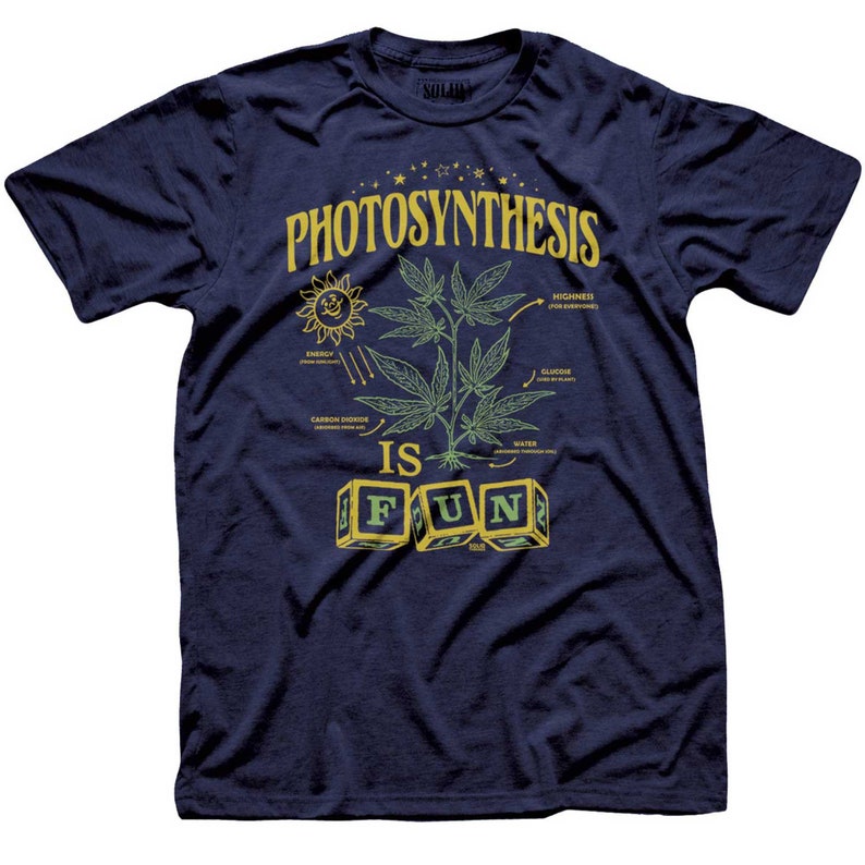 K&ouml;nnte beinhalten: Ein marineblaues T-Shirt mit einer Grafik einer Marihuanapflanze und dem Text "Photosynthesis is Fun" in Gelb. Die Grafik zeigt den Prozess der Photosynthese mit Pfeilen und Textbeschriftungen.