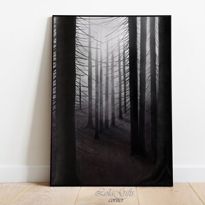 Könnte beinhalten: Ein Schwarzweiß-Aquarellbild eines nebelverhangenen Waldes. Die Bäume sind hoch und schlank, und der Nebel ist dick und wirbelt. Das Bild hat eine dunkle und geheimnisvolle Atmosphäre.