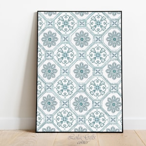 Könnte beinhalten: Ein gerahmter Druck eines sich wiederholenden Musters aus blauen und weißen geometrischen Fliesen. Die Fliesen haben ein florales Design.