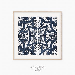 Puede incluir: Una impresión enmarcada de un patrón de azulejos geométrico azul y blanco. El diseño del azulejo es un patrón repetitivo de hojas y espirales estilizadas.