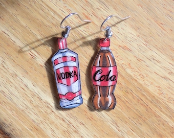 Pendientes de vodka y cola: joyas originales hechas a mano con plástico retráctil