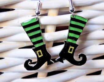 Pendientes de Halloween, pendientes de piernas de bruja, piernas de bruja a rayas, pendientes espeluznantes, pendientes divertidos de Halloween, pendientes de bruja, plástico retráctil
