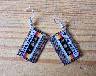 Brincos de fita cassete Love Songs: estilo anos 80 desenhado à mão