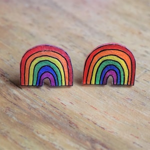 Handgetekende regenboogoorbellen: krimpende plastic LGBTQ Pride-sieraden