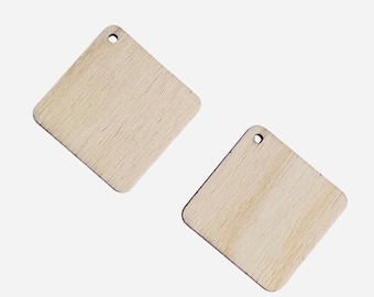 Puede incluir: Dos recortes de madera en forma de diamante con un acabado natural de vetas de madera. Cada recorte tiene un pequeño agujero en la parte superior para colgar. Los recortes son de color marrón claro y están sobre un fondo blanco.