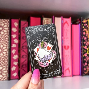 Pin de esmalte duro de herramientas del oficio de Jacks Apple OUABH Regalo de libros para lectores Regalos para mejores amigos Accesorios de libros The Ballad of Never After