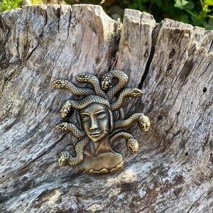 3-Zoll-Medusa 3D Metall Pin Griechische Mythologie Anstecknadel Buchliebhaber Geschenk Leser Geschenke Mythen Schlangen