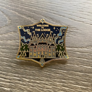 Die Hütte Legendborn Hard Emaille Pin Buchliebhaber Lage Leser Geschenk Geschenk für Sie Beste Freundin Geschenk Bookish Lage Hard Enamel Pin Buch Liebhaber