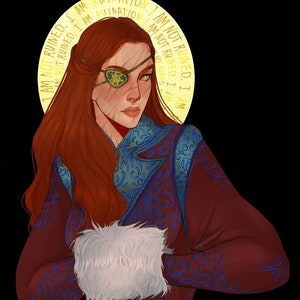 Puede incluir: Una mujer con el pelo largo y rojo lleva una túnica de color burdeos y azul con ribetes de piel blanca. Lleva un parche de ojo dorado sobre el ojo derecho. El texto "No estoy arruinada. No estoy arruinada. Soy la ruina. No estoy arruinada. No estoy arruinada. Soy la ruina." está escrito en un círculo alrededor de su cabeza.